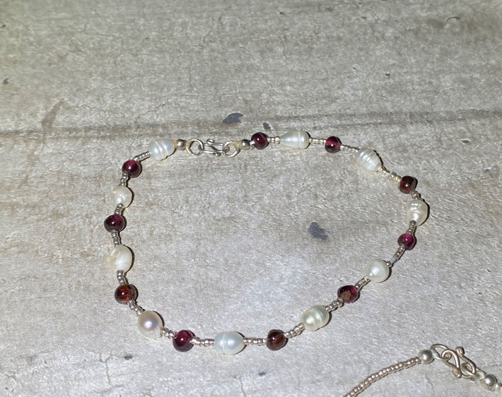 Bracciali & Braccialetti: feine Silber Armbänder SET mit Granat und Süsswasserperlen – Nuovo e nell'imballaggio originale da Laax venduto da kri_95f5 5