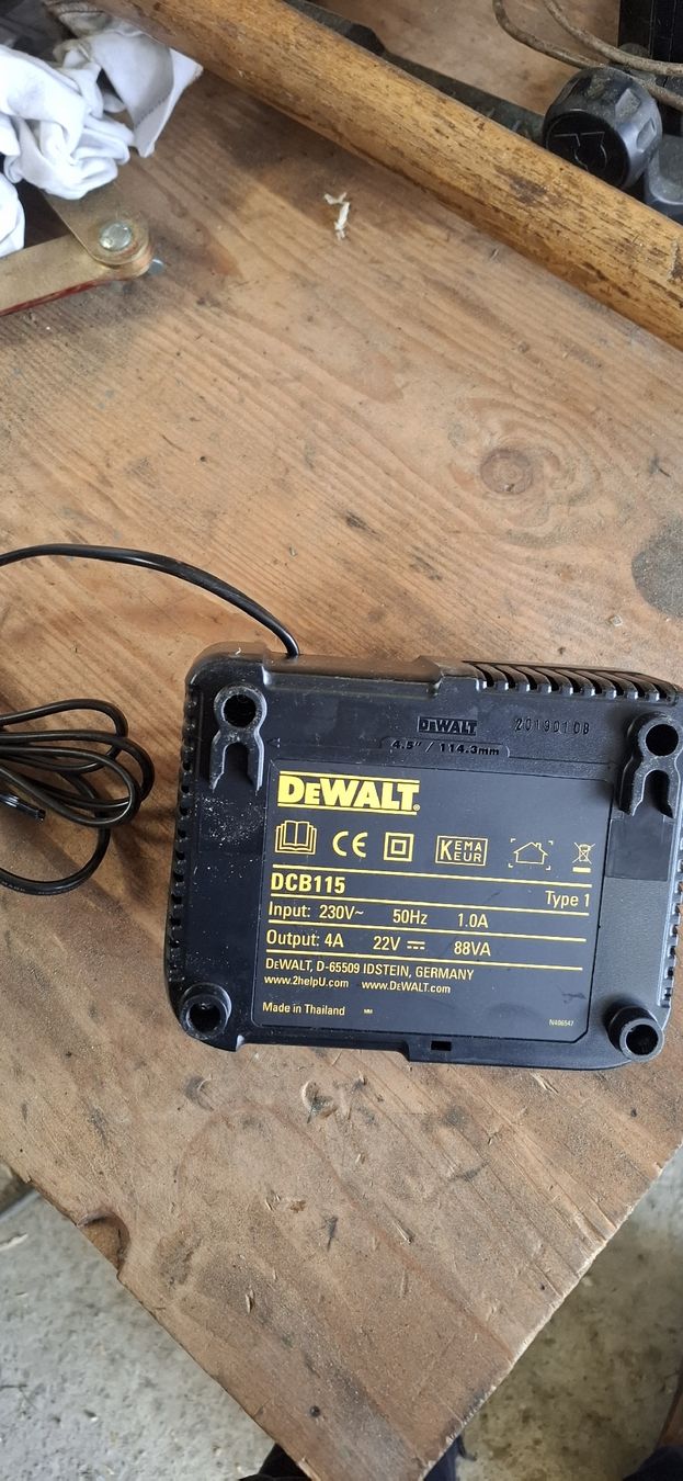 Dewalt Accus & piles: Dewalt ladegerät – Neuf (Voir description) à Unterägeri par ite_x2gr 1