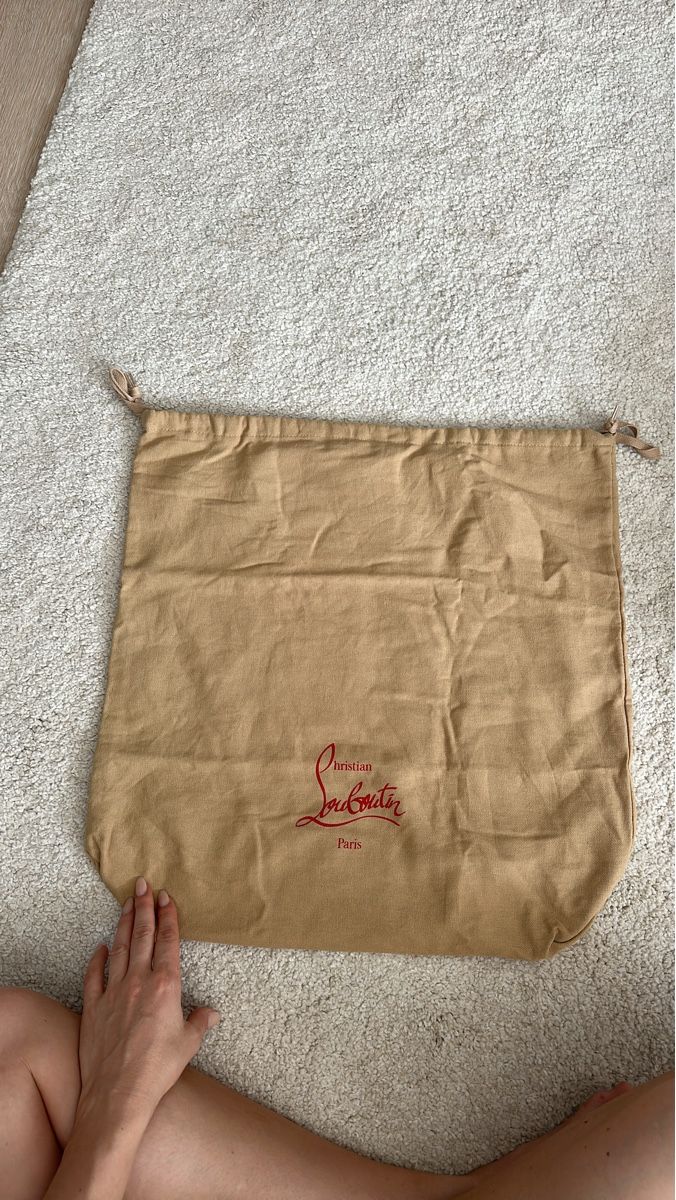 Christian Louboutin Sacs femmes: Christian Louboutin dust bag tan Paris – Neuf (Voir description) à Richterswil par L.Staudenmann