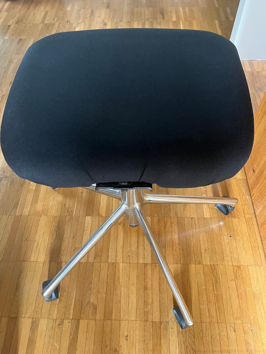 Sgabelli: Arbeitshocker - höhenverstellbar, Drehhocker – Usato da Balsthal venduto da monalikra