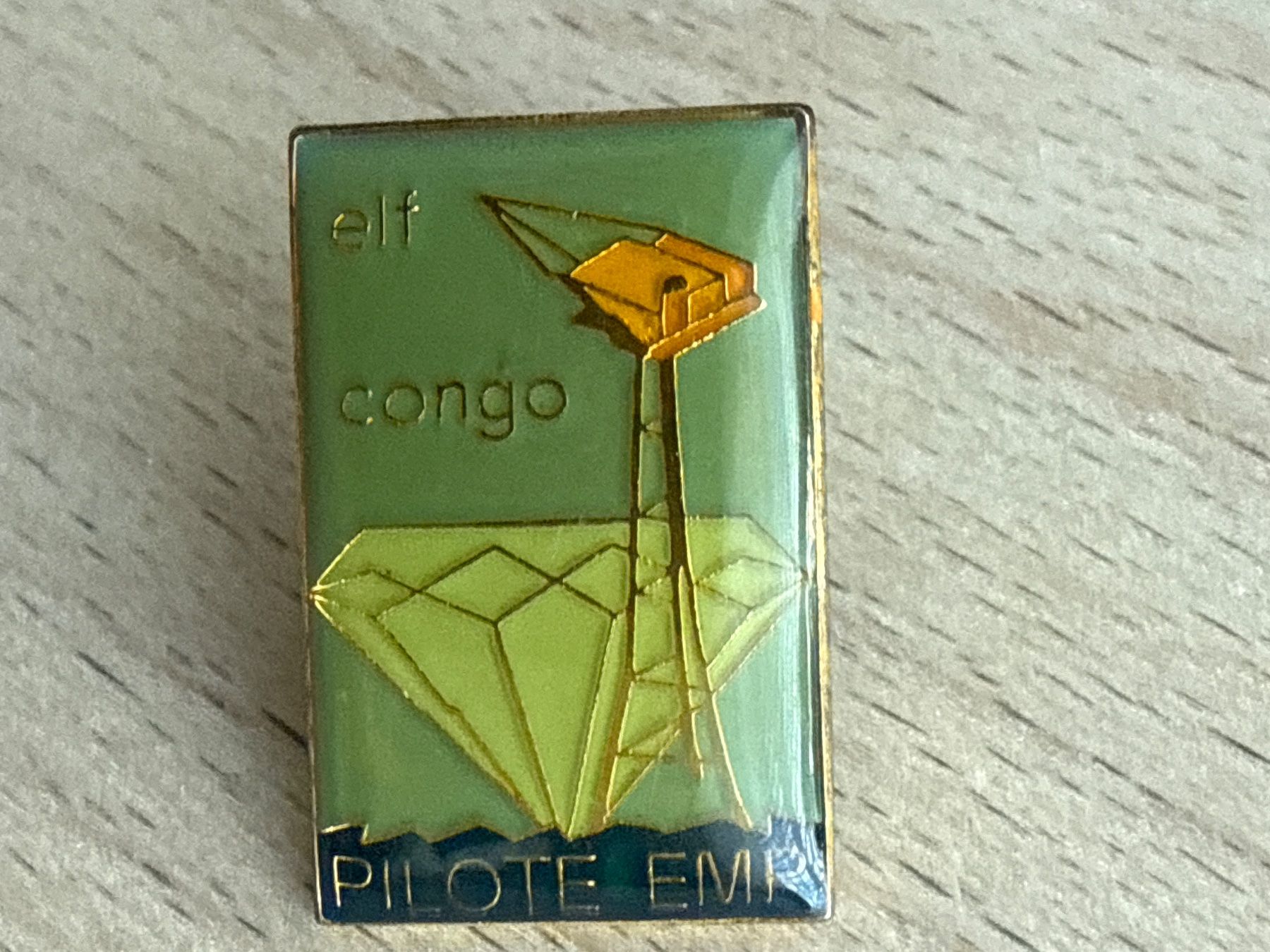 Placchette & Badge: Pin elf Congo Pilote EMP – Usato da Glattbrugg venduto da Schweigmatt