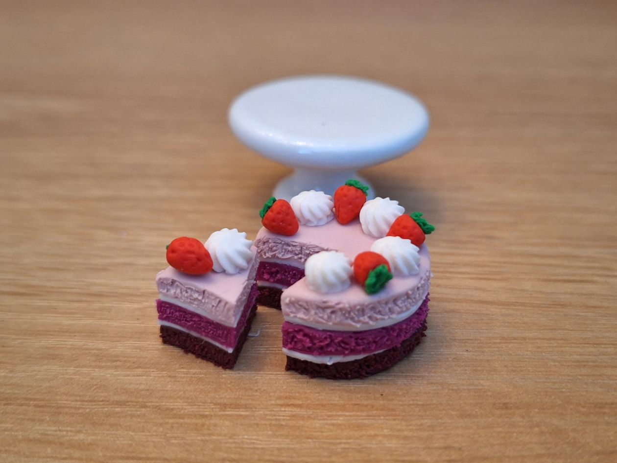 Case e mobili per bambole: Handmade Erdbeertorte – Nuovo (secondo la descrizione) da Zürich venduto da HandmadeTinyFood 5