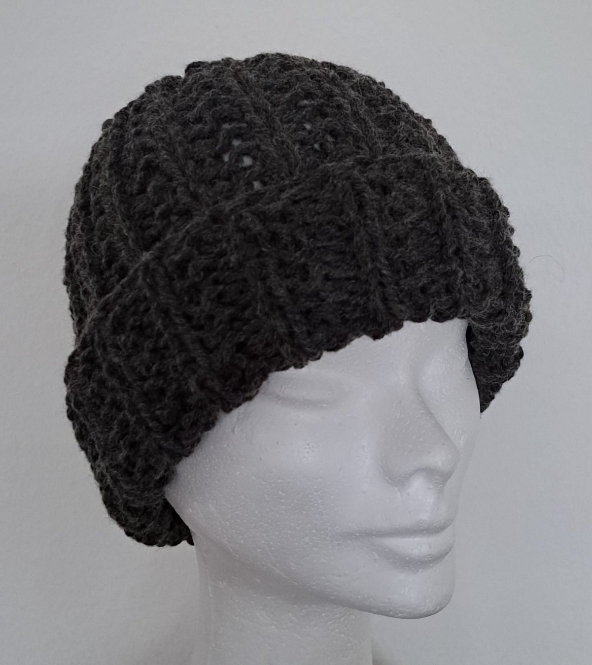 Hüte, Mützen & Caps: Handgestrickte Mütze _5 im Reliefmuster mit oder ohne Pompon – Neu und originalverpackt aus Romanshorn von Octa27