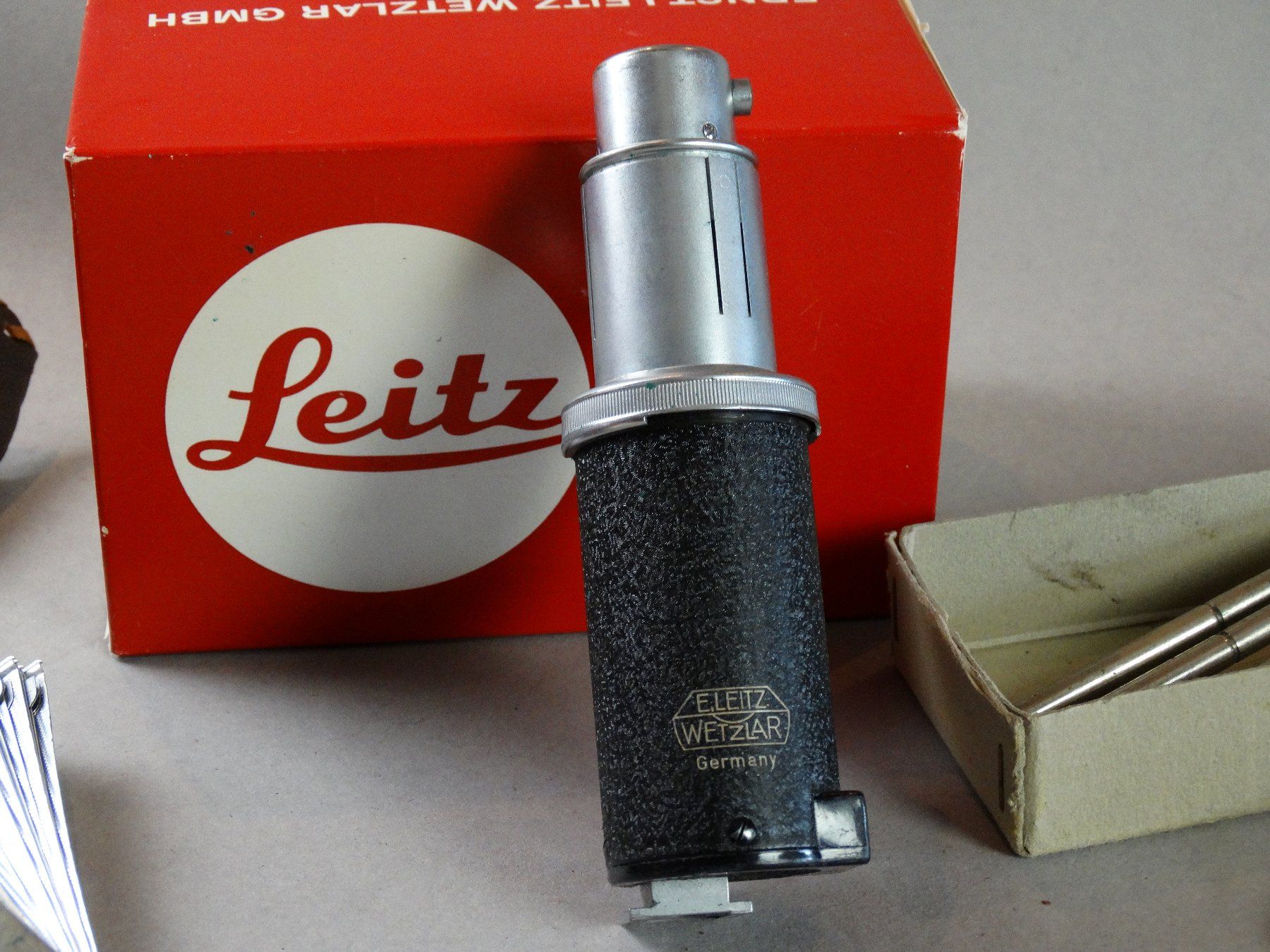 Leitz Fotocamera: Leica Leitz Blitzgerät Leica-Code: CEYOO / Baujahre:1950 -59 – Usato da Grossaffoltern venduto da mulani