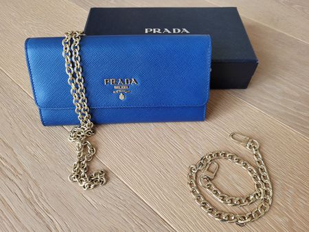 PRADA Clutch mit Kette, blau, neuwertig mit Box!