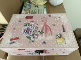 Süsse Schmuckschatulle/Box mit Blumenmuster - Vintage Look!