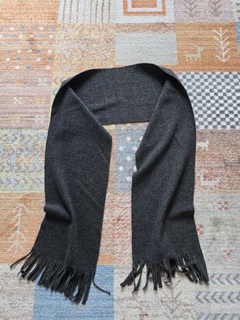 Dunkelgrauer Winter Schal mit Fransen - Top Zustand!