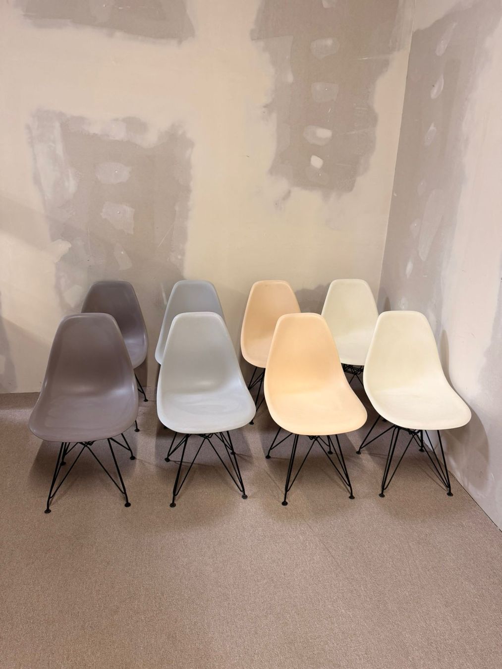 Stühle: 2er Set Schalenstuhl hellgrau ähnlich wie Vitra Eames Stühle – Gebraucht aus Rickenbach ZH von Der-Insider 9