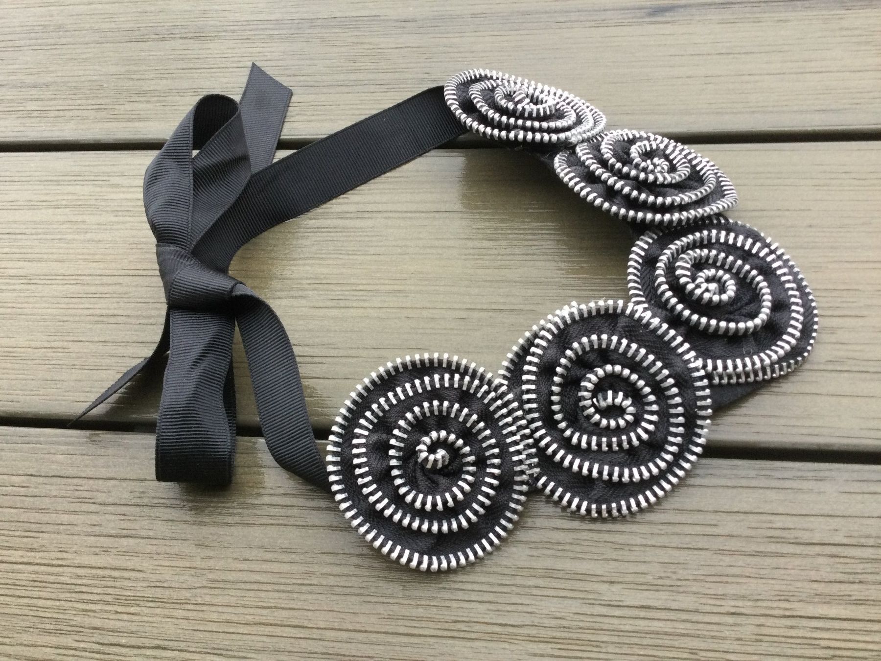 Colliers: Collier artisanal avec fermetures éclairs 6cm chacune – Neuf avec emballage d'origine à Agiez par chouchanelle 1
