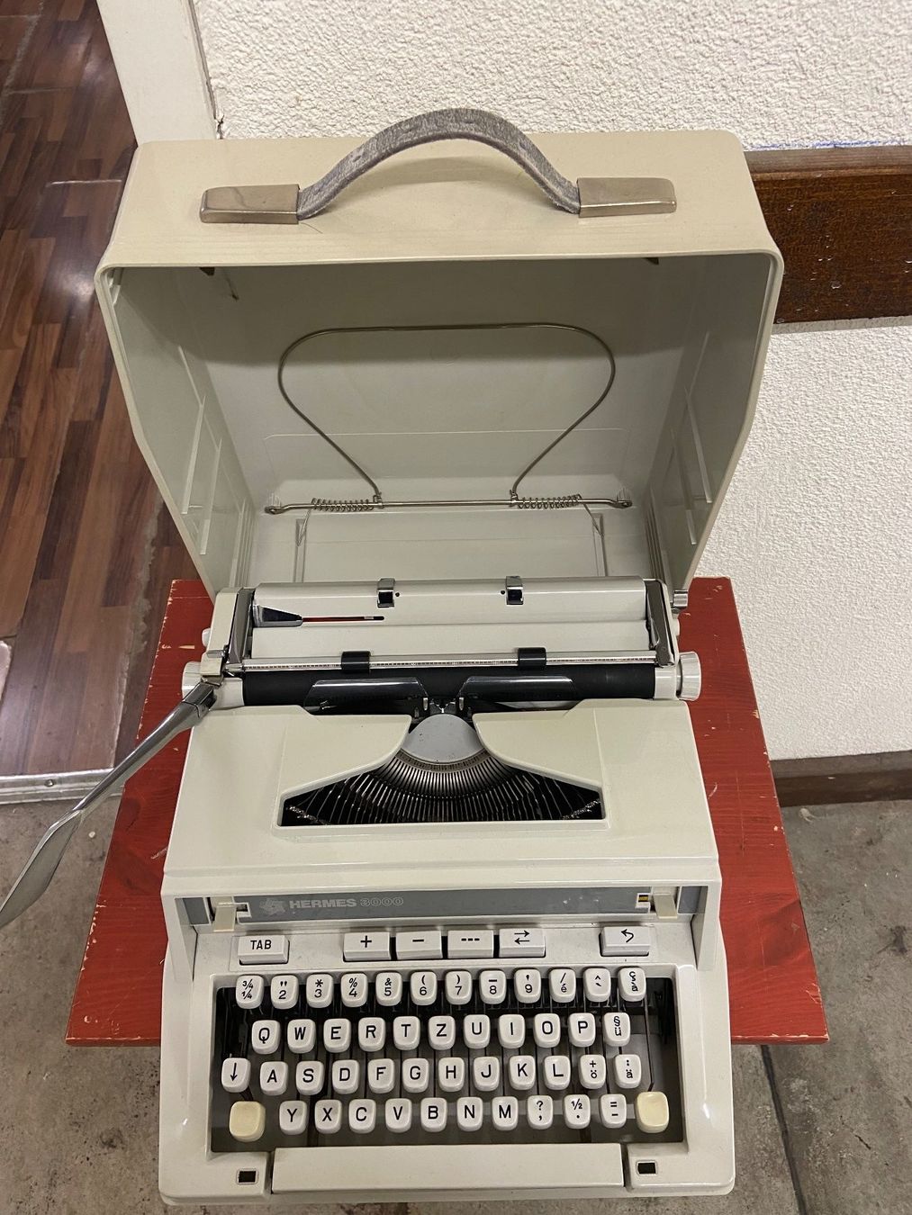 Macchine da scrivere: HERMES 3000 SCHREIBMASCHINE – Usato da Dietikon venduto da brocki-eyra 4