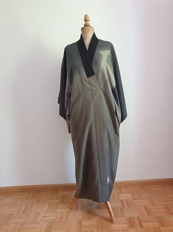 Internationale Kunst: Original Japanischer Seidenkimono – Gebraucht aus Basel von akp_c5zl 1