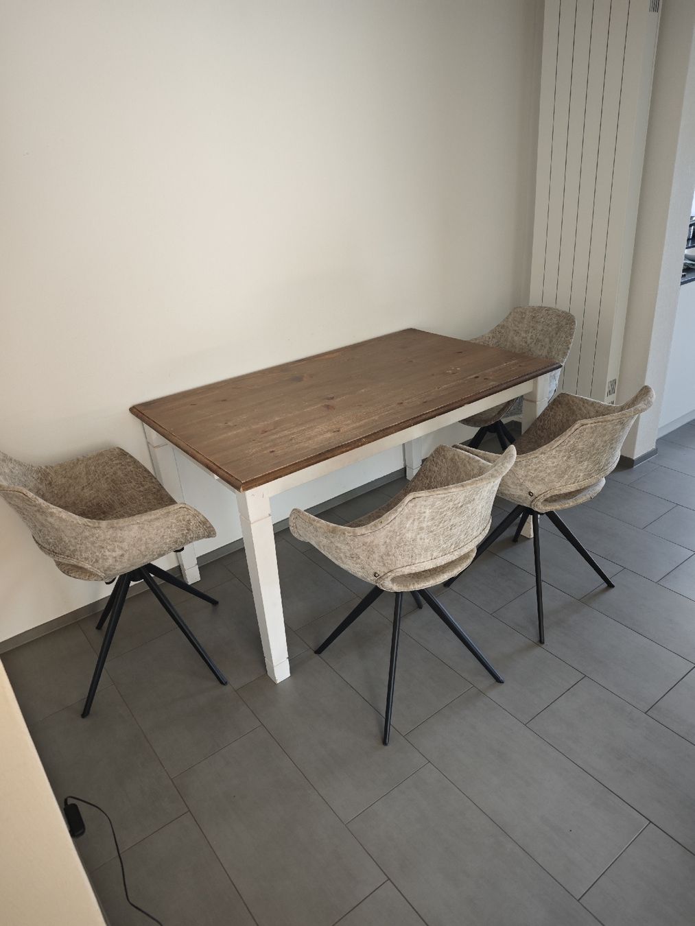 Set di tavolo e panche: Esstisch mit 4 drehbaren Stühlen + Barhocker – Usato da Chur venduto da Edina1994 2