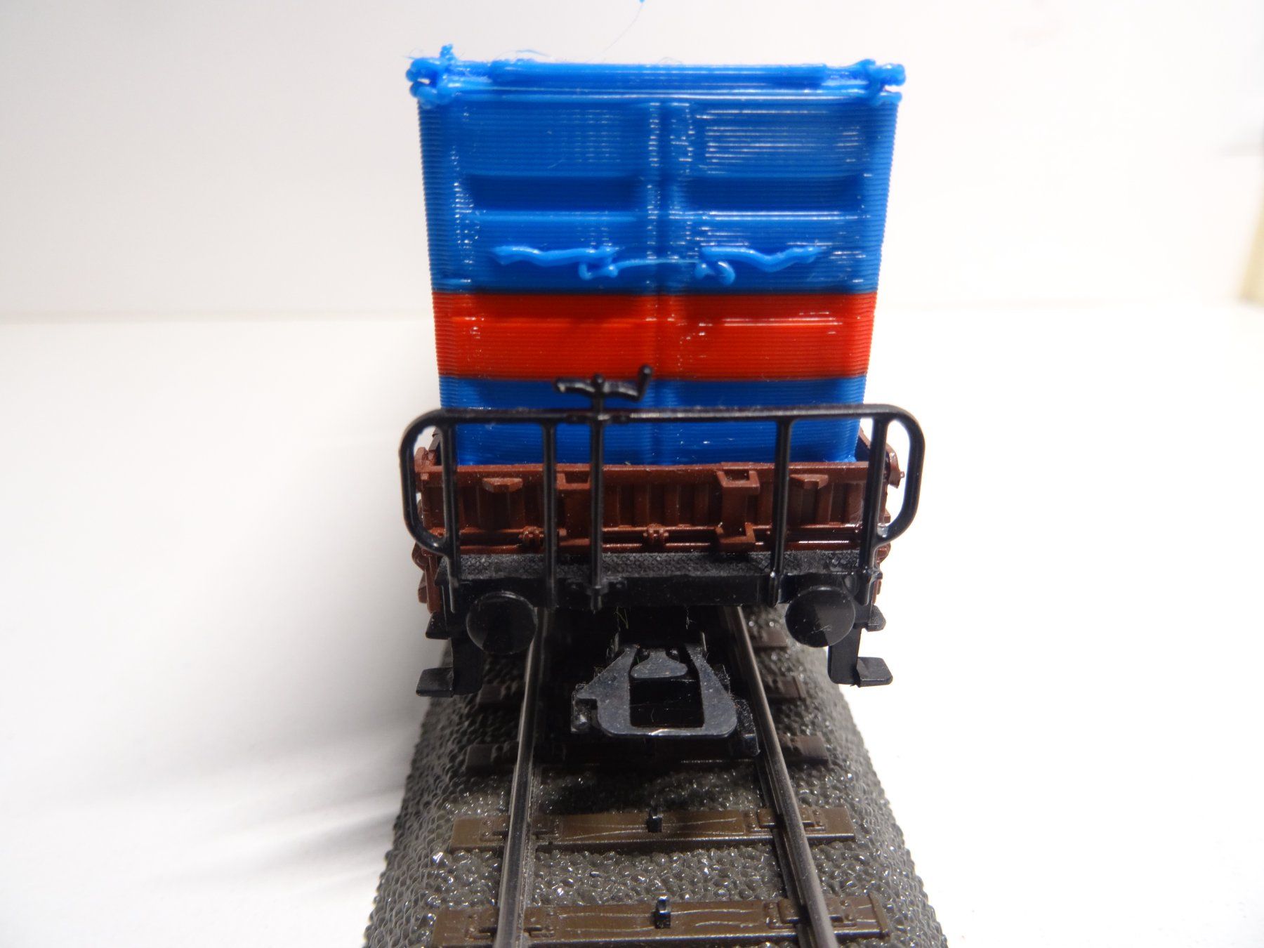 Märklin Modellini di ferrovie: Märklin. H0 46072 Güterwagen mit Container – Usato da Hochdorf venduto da Teger02 2