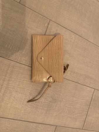 Sac bandoulière beige effet croco - parfait pour l'été!