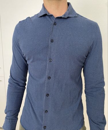 Neuwertiges Herrenhemd, Grösse M, blaues Muster - Top!