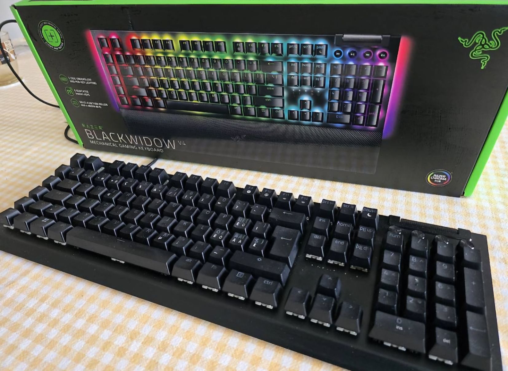 Razer Tastiere: Razer Blawidow v4 QUERTZ – Usato da Rüschlikon venduto da lordgara