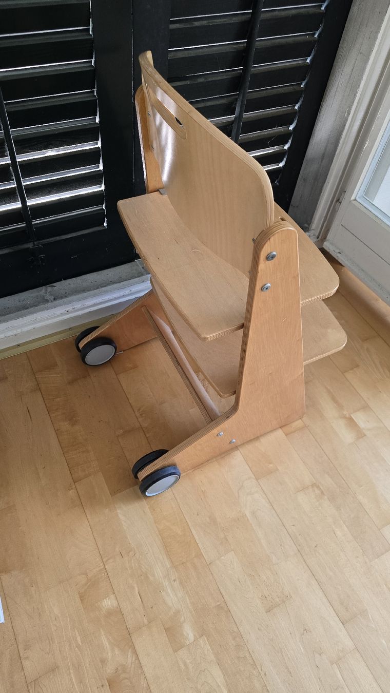 Chaises hautes: Kinderhochstuhl Holz mit Rollen  – D'occasion à wallisellen par funkelsternchen5 1