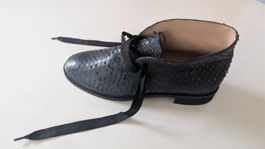 Schwarze Lederschuhe mit Schuppenoptik Gr. 37