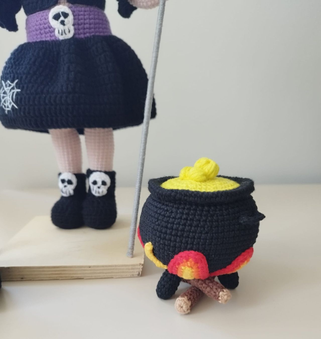 Bambole: Poupée Sorcière en crochet, Chat noir&chaudron! – Nuovo e nell'imballaggio originale da Arnex-sur-Orbe venduto da can_97vn 8