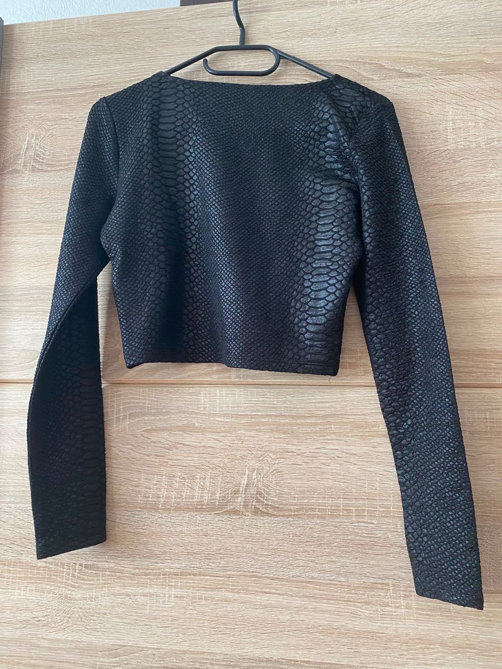Tops: Crop top noir manches longues – Gebraucht aus Montreux von Izapechee