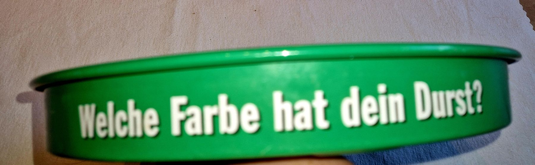 Piatti di portata: Rond Rivella grün Trageblech mit Spruch, Serviertablett. – Usato da Willisau venduto da mar_j55v 5