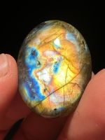 EIN Labradorit Cabochon, zufällig ausgewählt