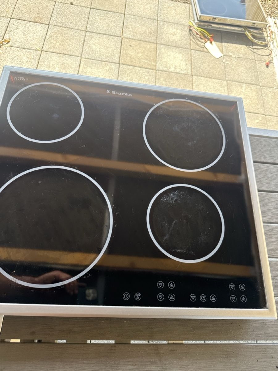 Piatti di portata: Kochfeld Electrolux Glaskeramik  – Usato da Langnau i. E. venduto da Acrjl 1
