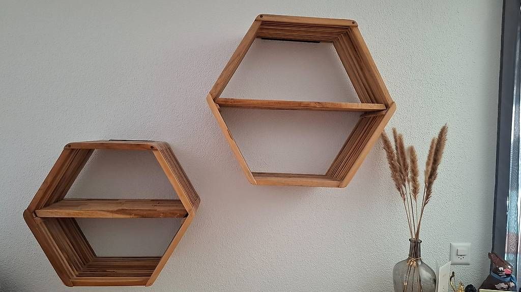 Regale: 2 sechseckige Holz-Wandregale – Gebraucht aus Wädenswil von cel_zt5w 1