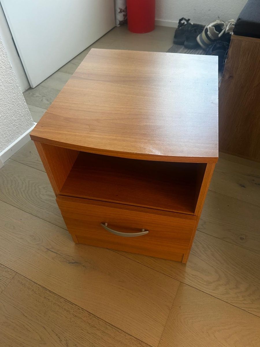 Tables de nuit: Nachttisch mit Schublade Holzoptik – D'occasion à Pfäffikon (ZH) par Chris141971 1