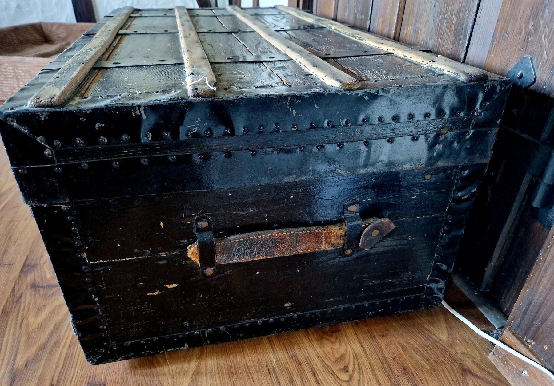 Cassapanche: Alte Militärtruhe schwarz mit Holz – Usato da Heimiswil venduto da Windspiel145 3