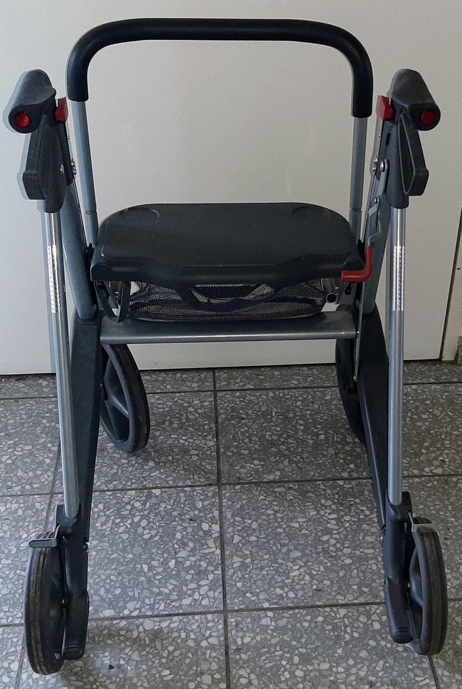 Ausili per la deambulazione: Rollator Active Walker Acces mit Sitzhöhenverstellung – Usato da Zürich venduto da Zurich 5