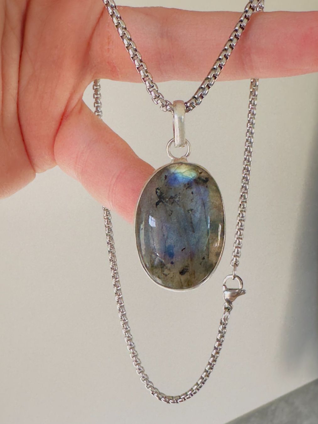 Ketten: Fashionable labradorite necklace – Neu und originalverpackt aus Genève von AGBERG 8
