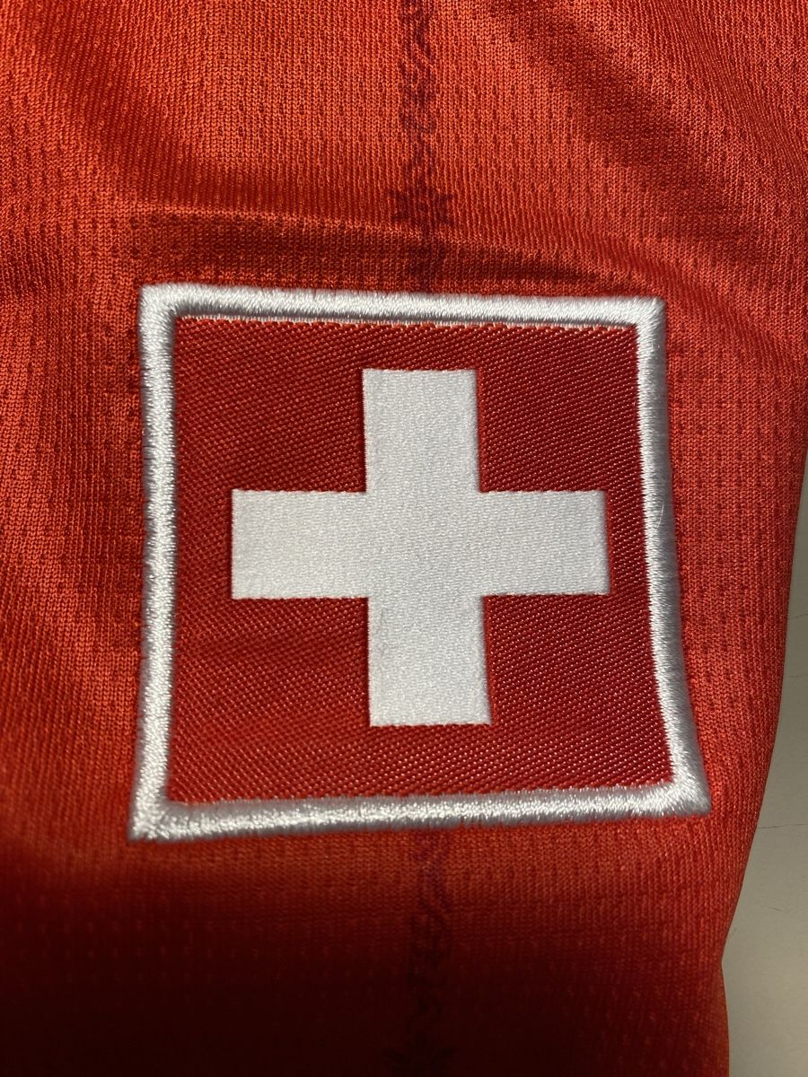 Schweizer Nati Leibchen & Hosen: Schweizer Fussball Nationaltrikot – Neu und originalverpackt aus Wil SG von  3