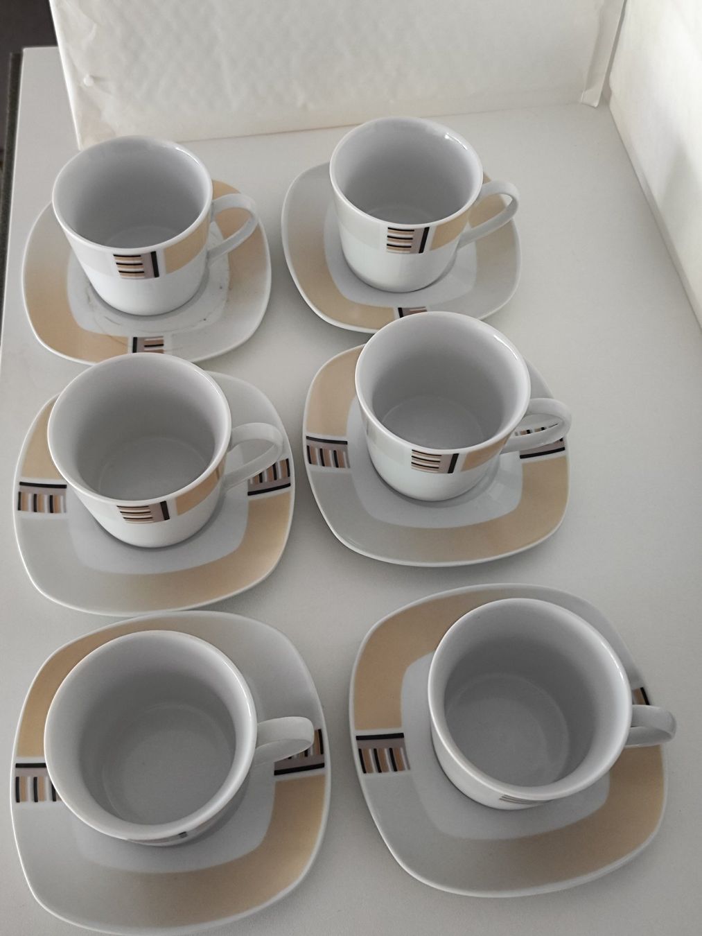 Tazze: 6 Kaffee Tassen mit Unterteller – Usato da Fislisbach venduto da Flohmarkt.- 1
