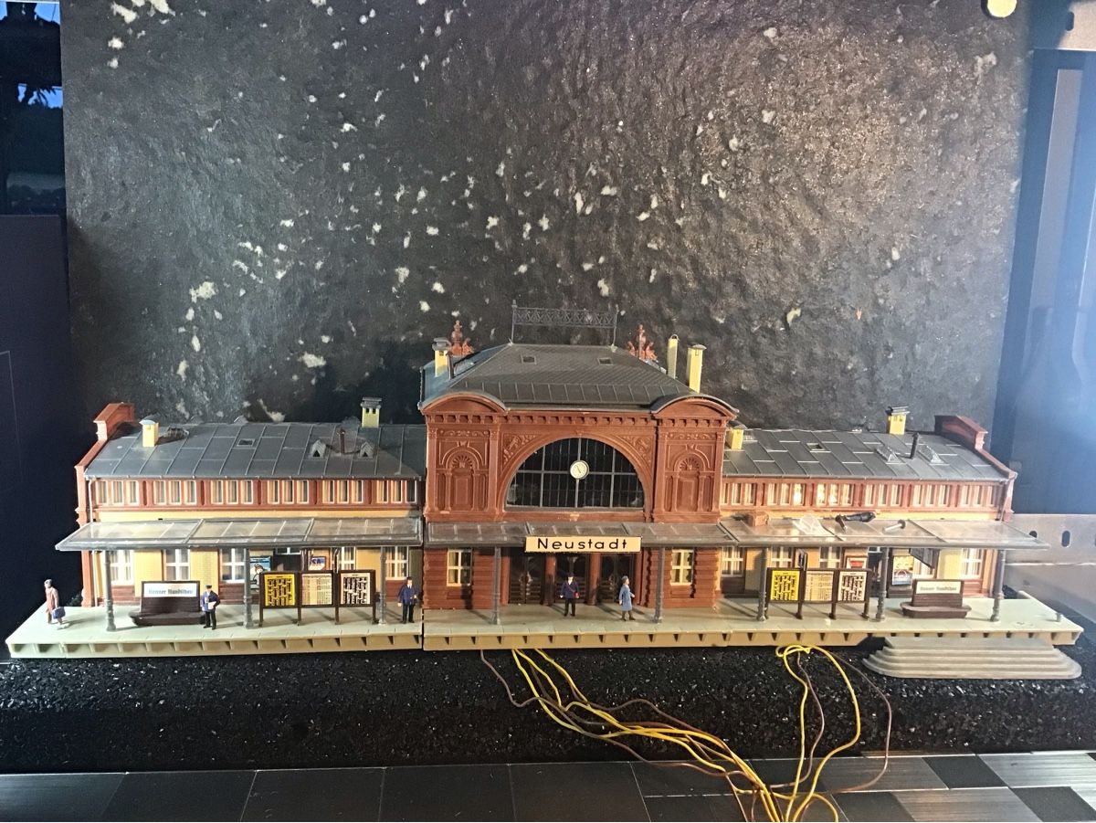 Kit di modellismo & Modellini statici: MODELL BAHNHOF GEBÄUDE – Usato da Männedorf venduto da Spezial-Modelle