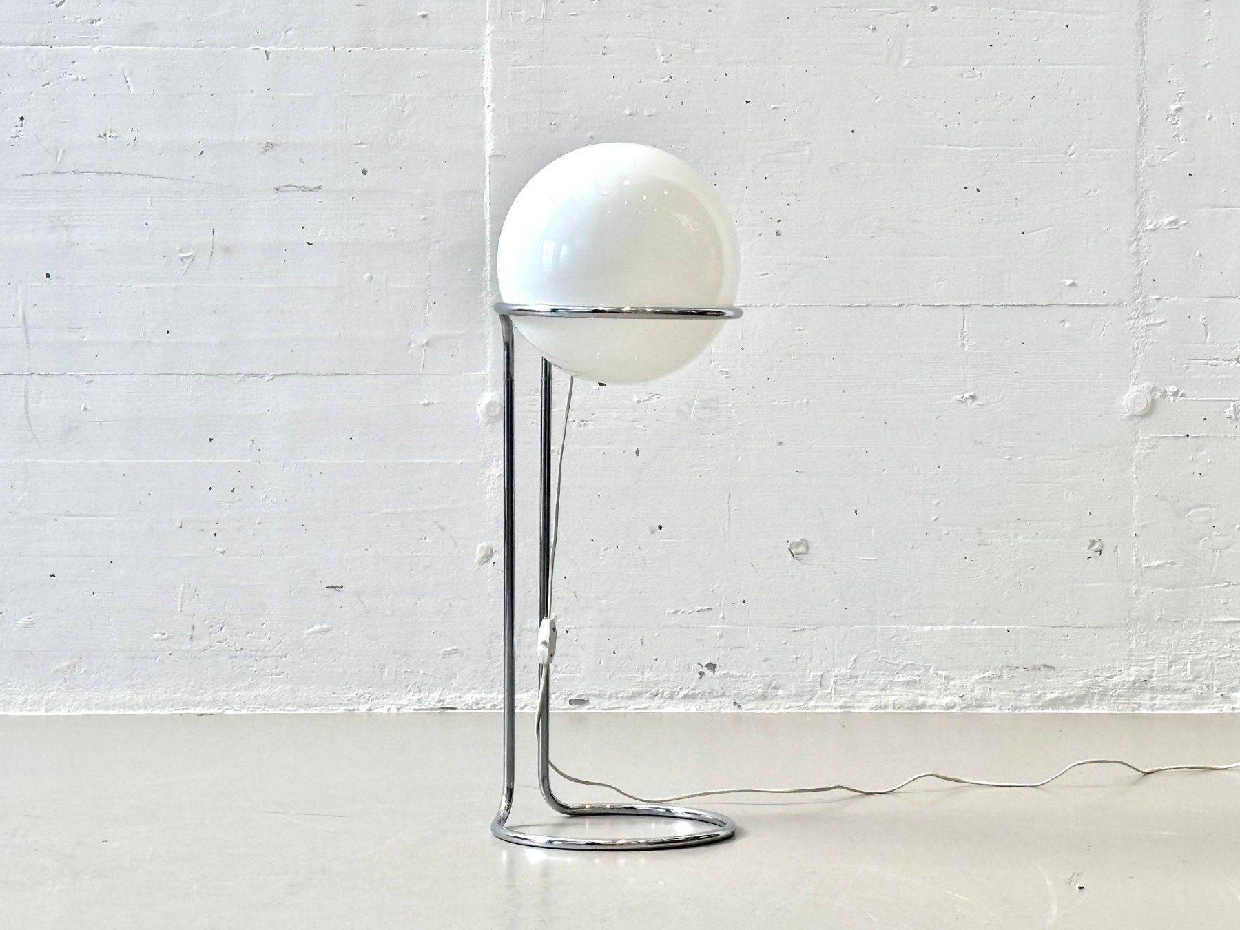 Lampen: Space Age Stehlampe mit Opalglaskugel und Chromgestell, 70er – Gebraucht aus Zürich von LeMoege 7