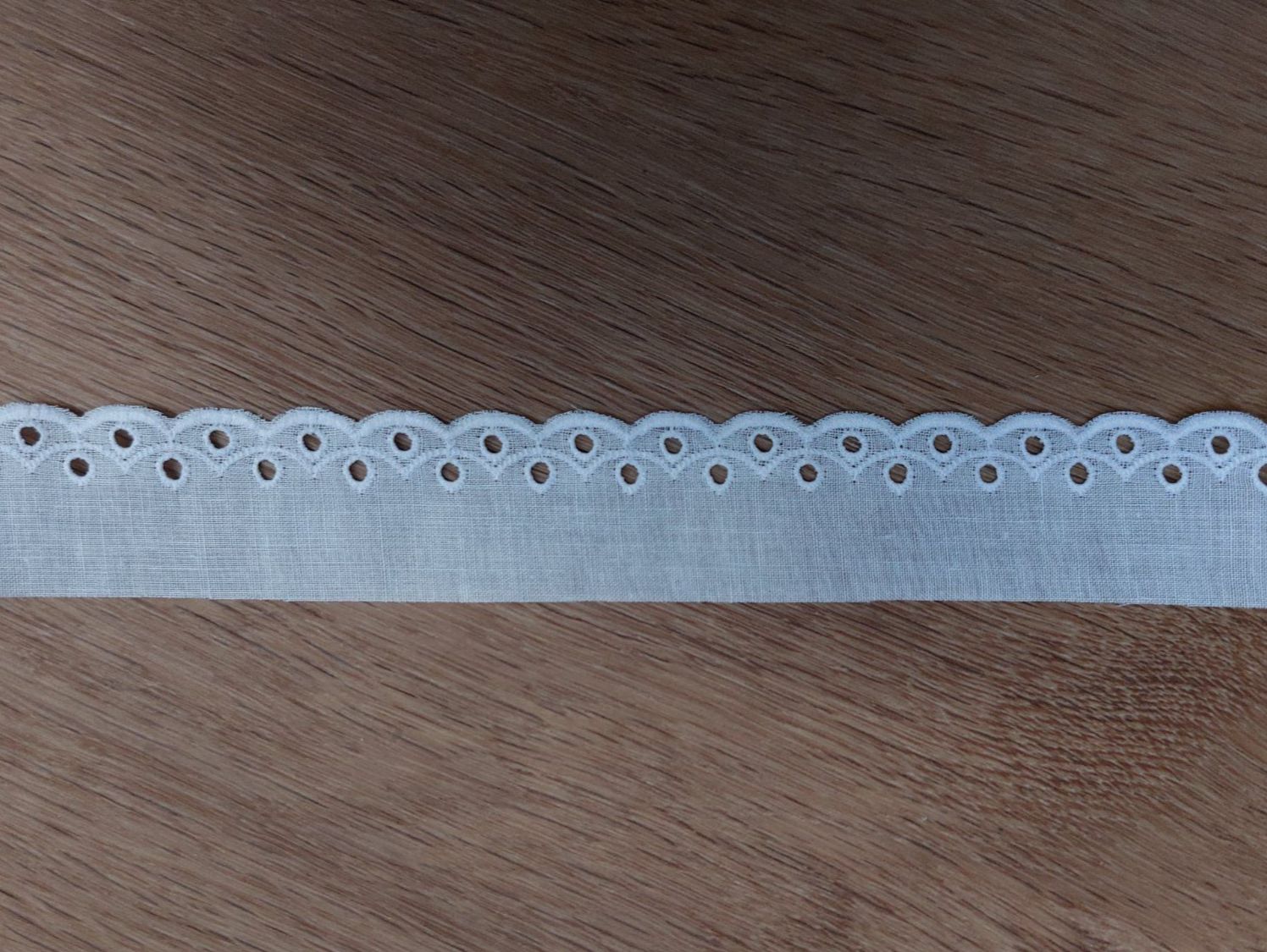 Tessuti: Spitzenband 9 Meter Stickereispitze – Nuovo (secondo la descrizione) da Heerbrugg venduto da Sonytime