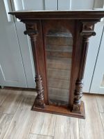 Vitrine aus altem Uhrkasten mit Tablaren