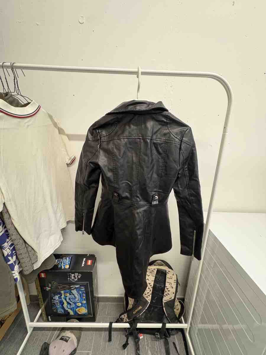 Vestes: Giacca in similpelle AFTE BASIC nera, come nuova – Neuf (Voir description) à Giubiasco par mol_f9mf 2