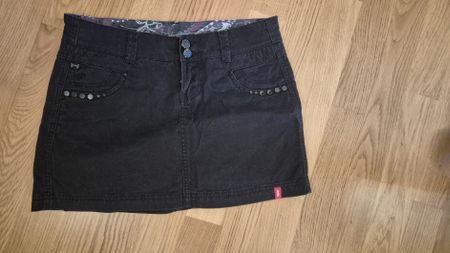 Schöner Mini-Rock, schwarz, Grösse 32, ideal für den Sommer