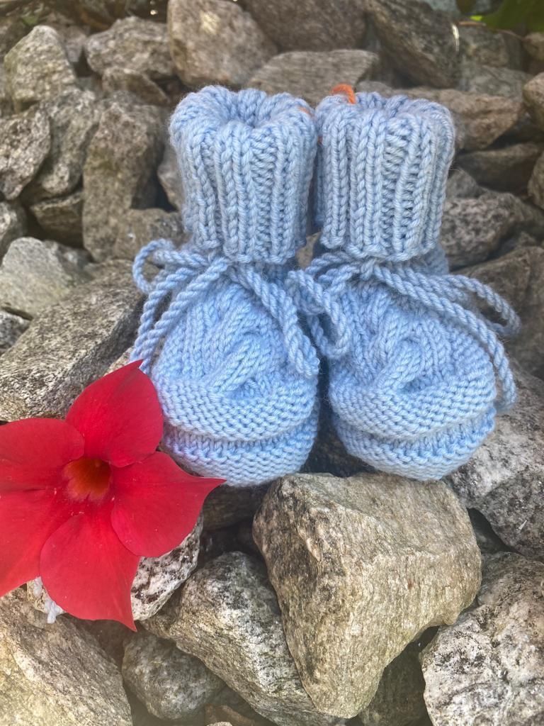 Lana: Finkli / Babyfinkli handgestrickt hellblau – Nuovo e nell'imballaggio originale da Pfäffikon ZH venduto da Suribu