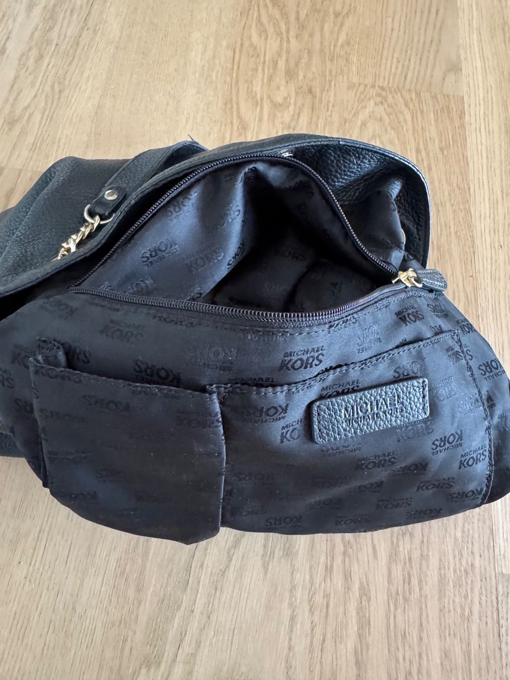 Michael Kors Taschen für Damen: Schwarze Michael Kors Handtasche mit Golddetails – Gebraucht aus Inwil von san_zh 5