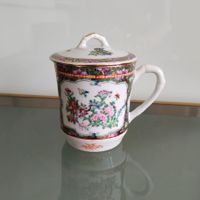Chinesische Porzellantasse mit Deckel