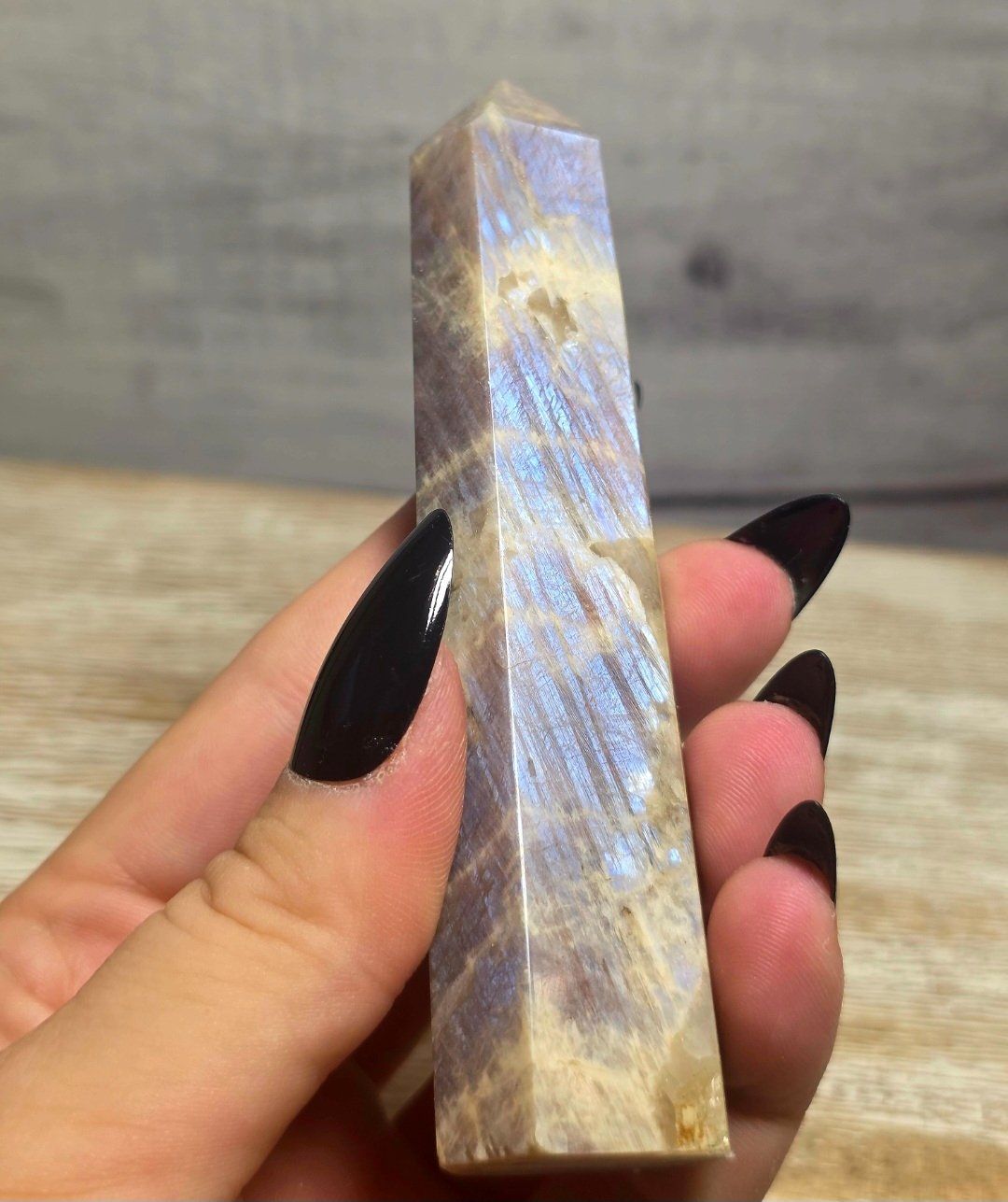 Minerali & Pietre curative: Mondstein Obelisk mit blauem Flash D 94g – Nuovo e nell'imballaggio originale da Matzingen venduto da Shay_Crystalz