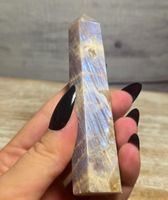 Mondstein Obelisk mit blauem Flash D 94g