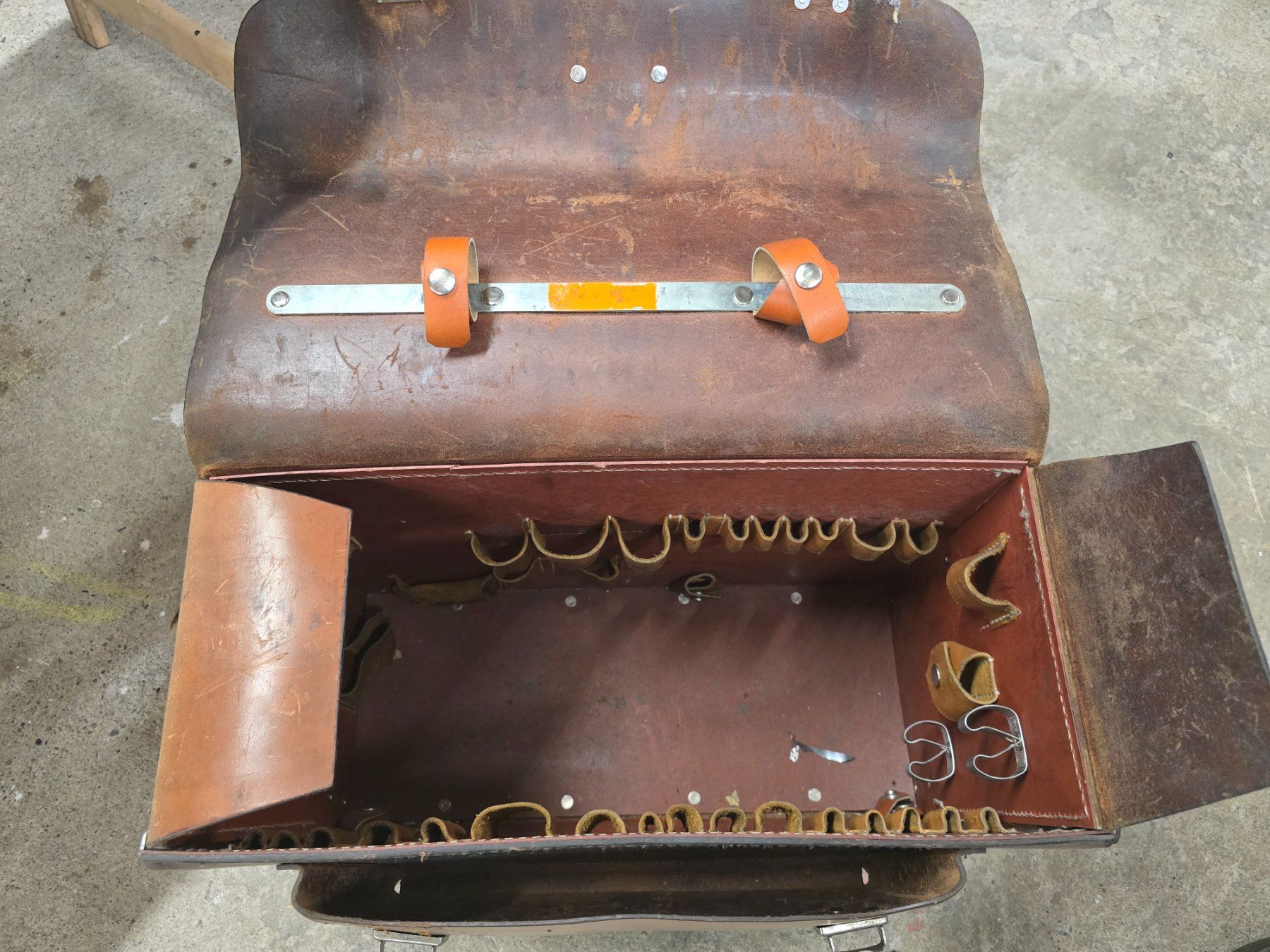 Tous les outils: Alter Leder Montagekoffer – D'occasion à Gutenswil par Karin1111 2
