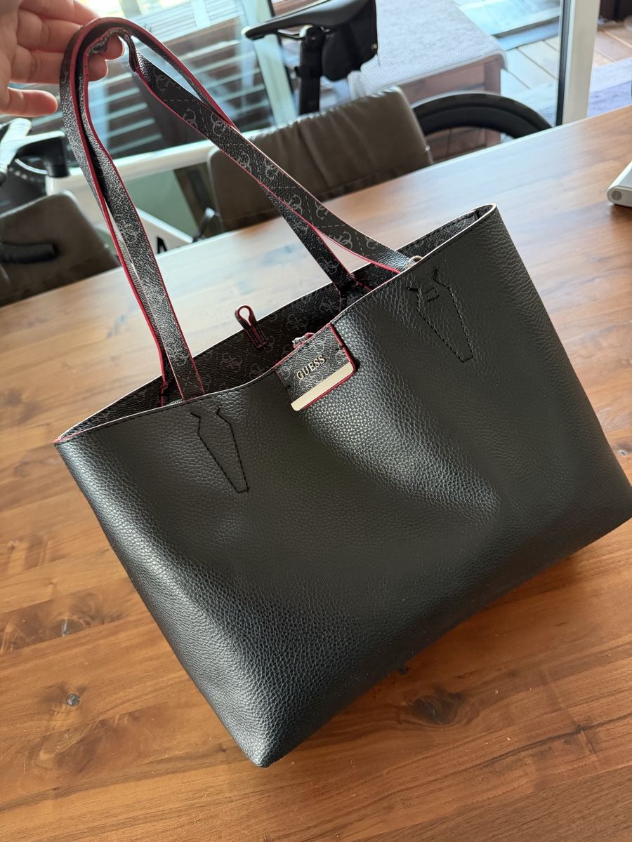 Guess Borse da donna: Guess Handtasche Wendetasche Grau/Schwarz – Usato da Pratteln venduto da sponiin 1