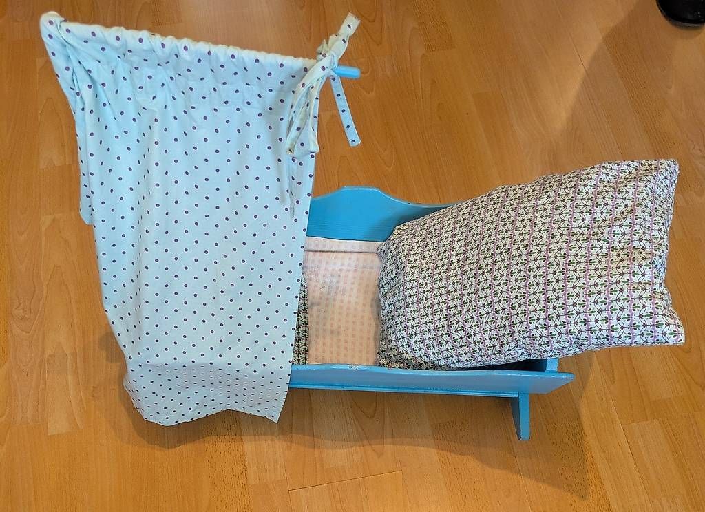 Spielzeuge: Puppenwiege – Gebraucht aus Zollikofen von Serious 2