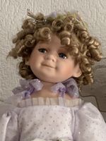 Süsse Porzellanpuppe Fee lila Kleid mit Sockel