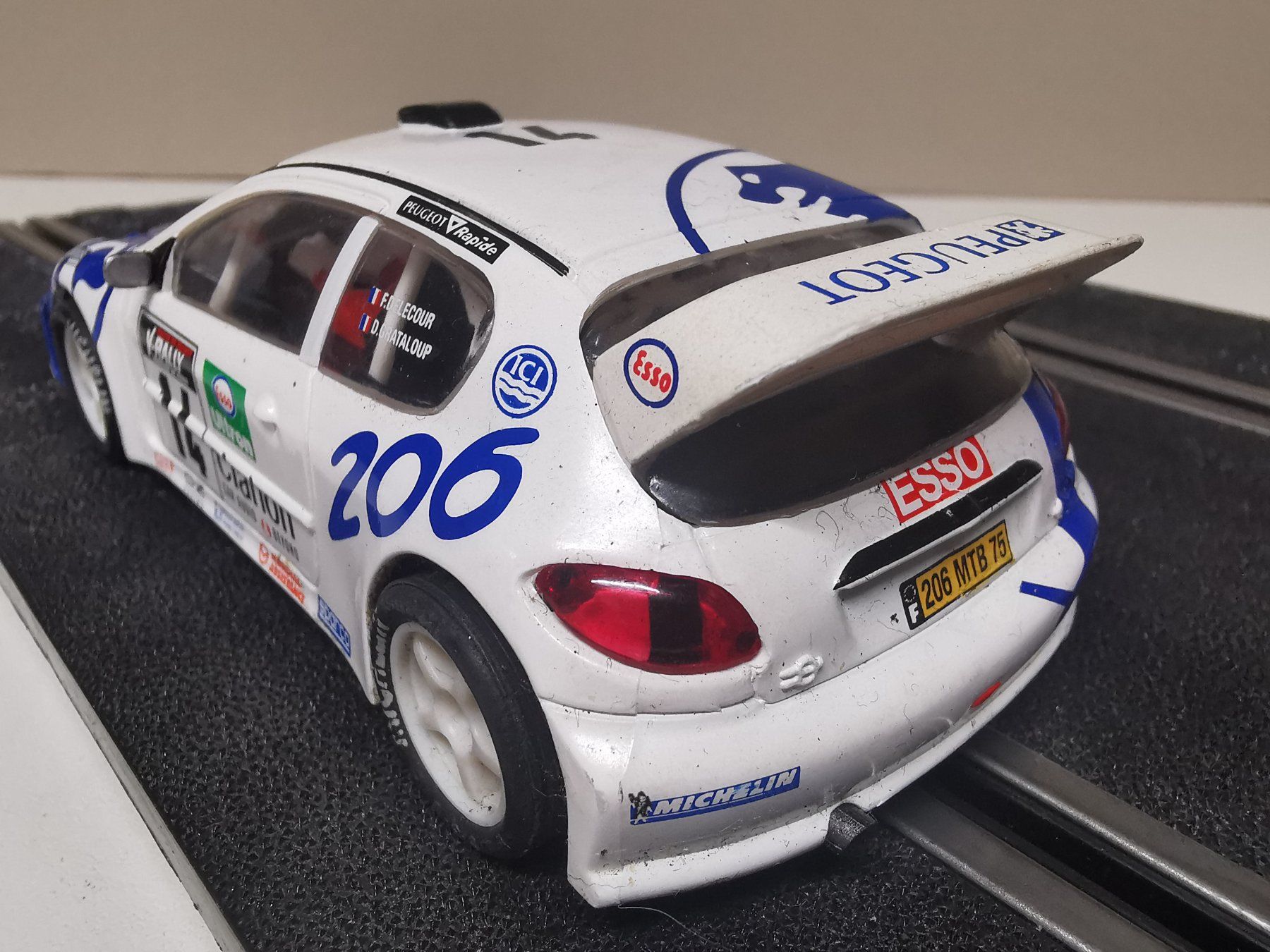 Piste: SCX Peugeot 206 mit Allrad und Licht – Usato da Winterthur venduto da Lonpos1 7